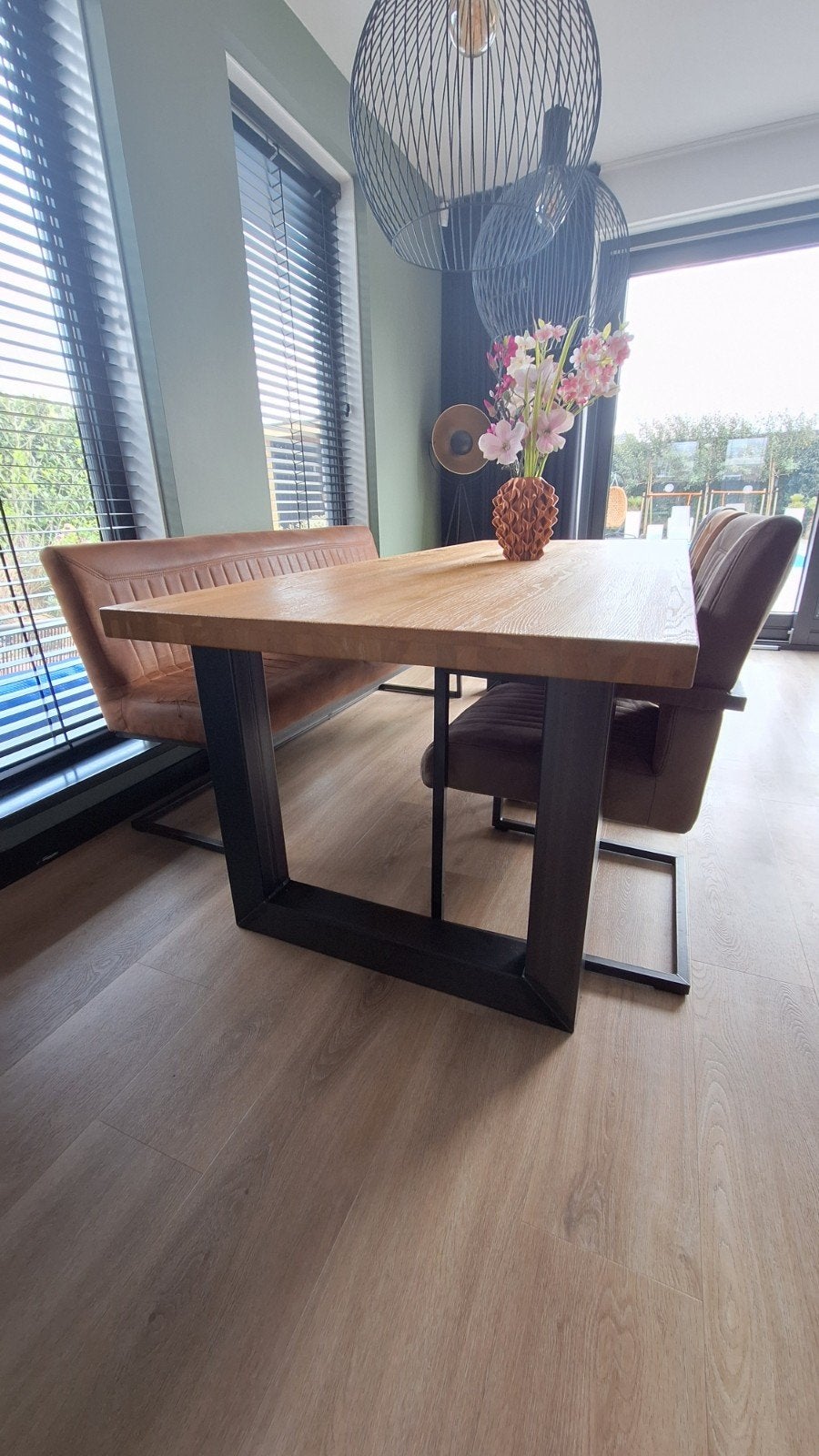 Prachtige, zo goed als nieuwe, houten eettafel met poten., Ophalen, 100 tot 150 cm, 200 cm of meer, Zo goed als nieuw