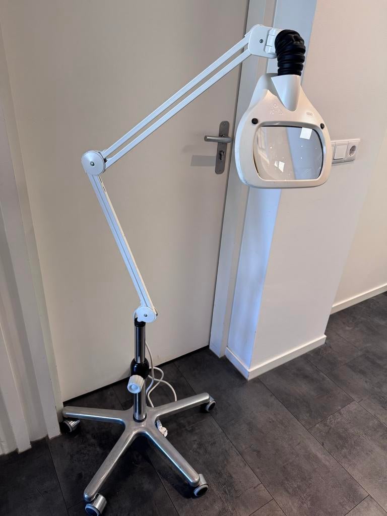 Luxo Wave LED Loeplamp op verrijdbaar statief van Bentlon, Ophalen, Zo goed als nieuw, Hand- en Voetverzorging