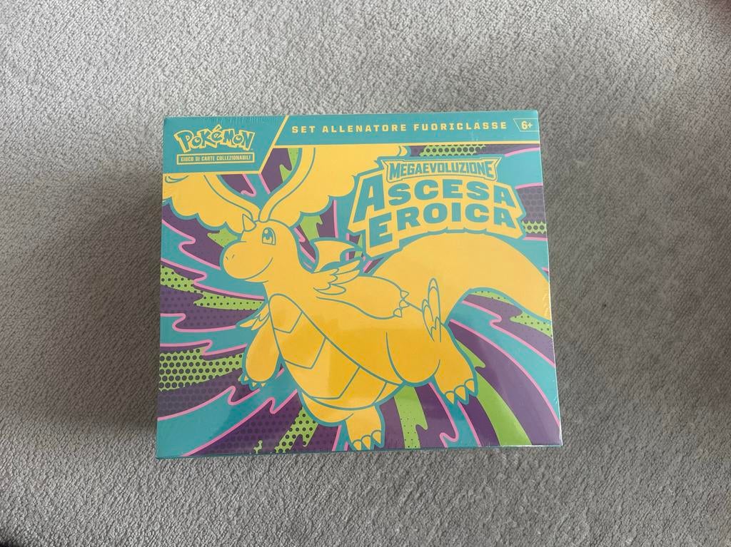 Pokémon TCG: ascended heroes ETB (Italiaans), Ophalen of Verzenden, Nieuw, Boosterbox, Foil