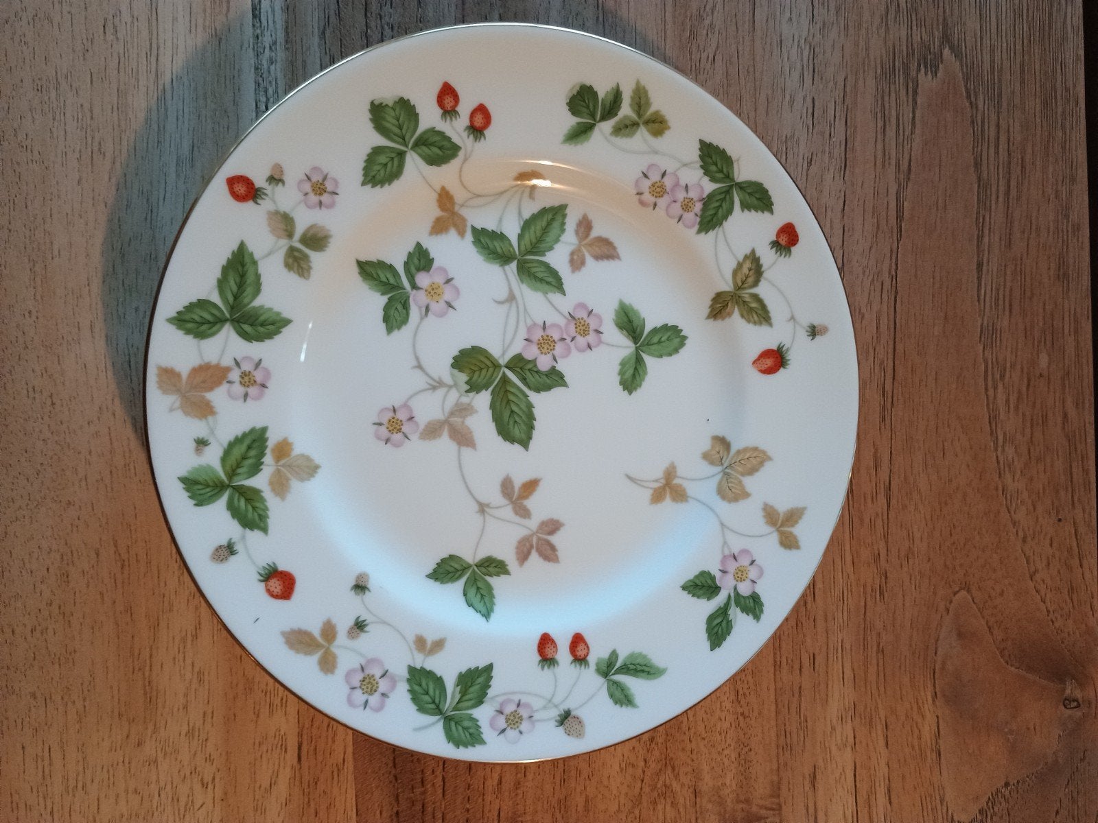 Wedgwood Wild Strawberry borden - 4 stuks (plus 1 gratis), Ophalen of Verzenden, Zo goed als nieuw, Bord(en), Wedgwood