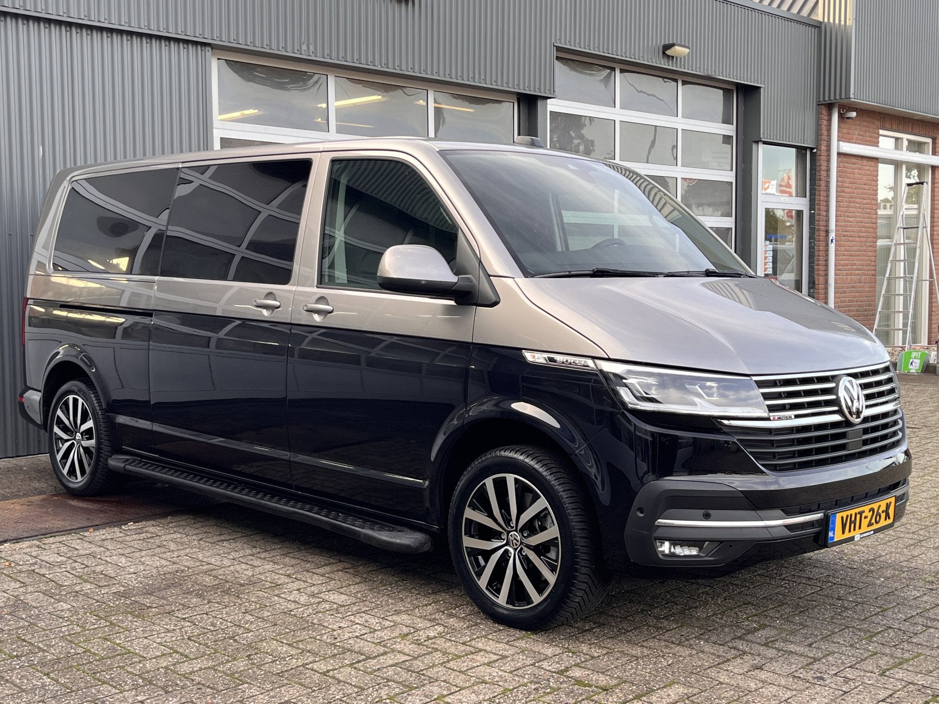 Volkswagen Transporter T6.1 2.0 TDI L2H1 200 pk DC 4 Motion, Auto's, Gebruikt, 4 cilinders, Volkswagen, Zwart