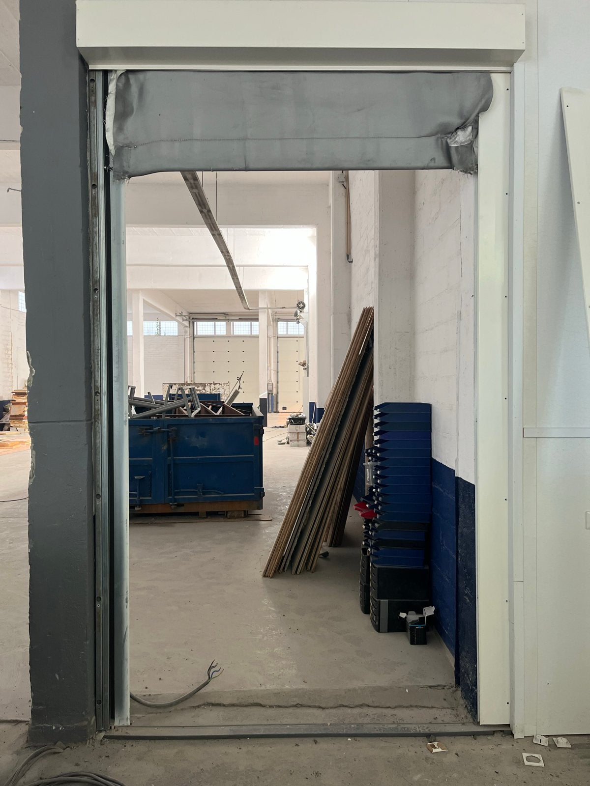 Snelpoort - Systeem werkt, doek beschadigd door inbraak, Gebruikt, 200 cm of meer, Ophalen of Verzenden, Grijs