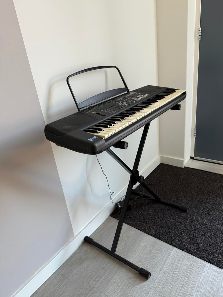 Keyboard werkt goed compleet geen beschadiging handleiding, Muziek en Instrumenten, Keyboards, 61 toetsen, Zo goed als nieuw, Met standaard
