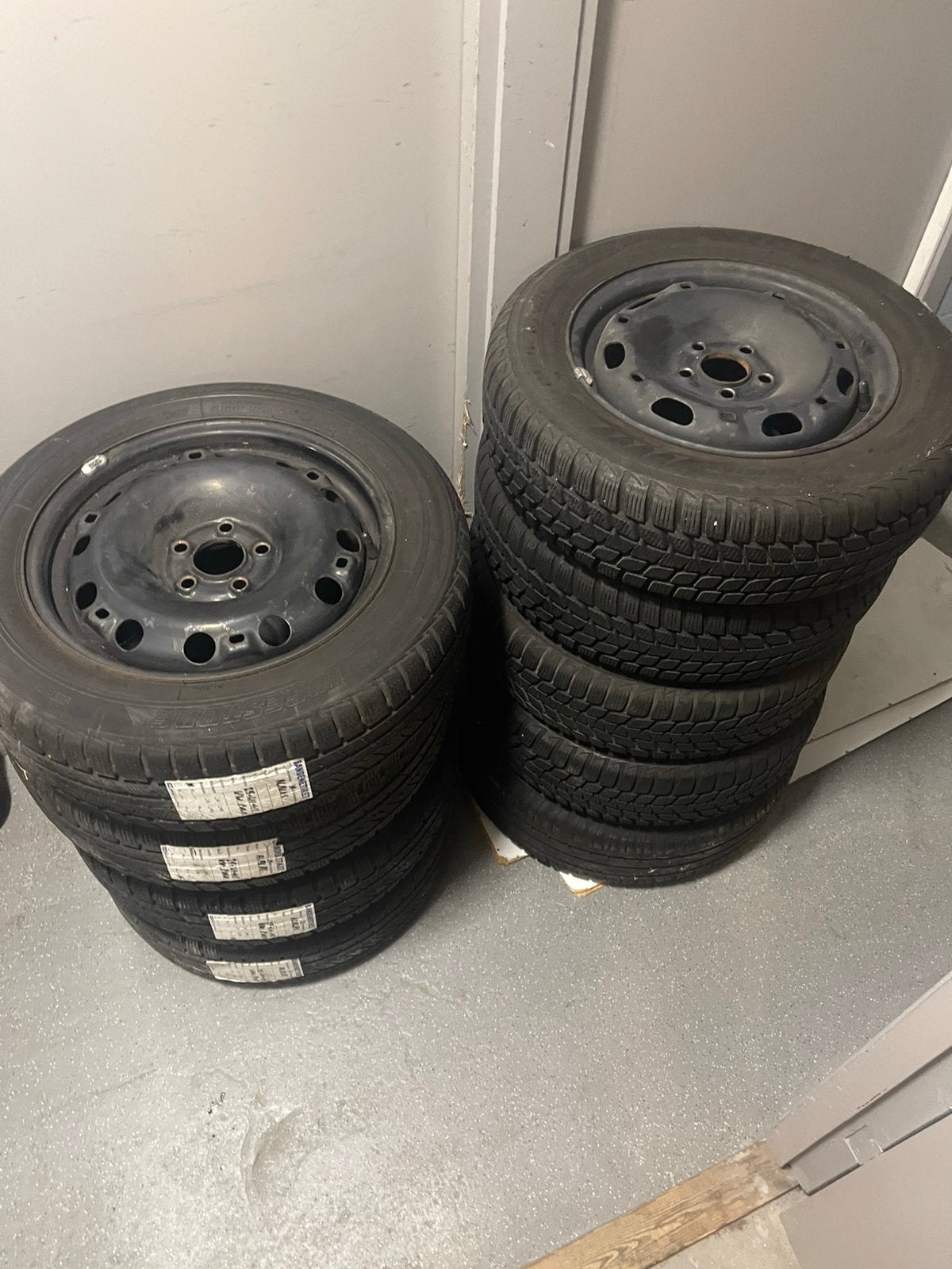 1set 15 inch winterbanden 1 set 14 inch 5 banden, Auto diversen, Aanhangwagen-onderdelen, Ophalen of Verzenden, Zo goed als nieuw