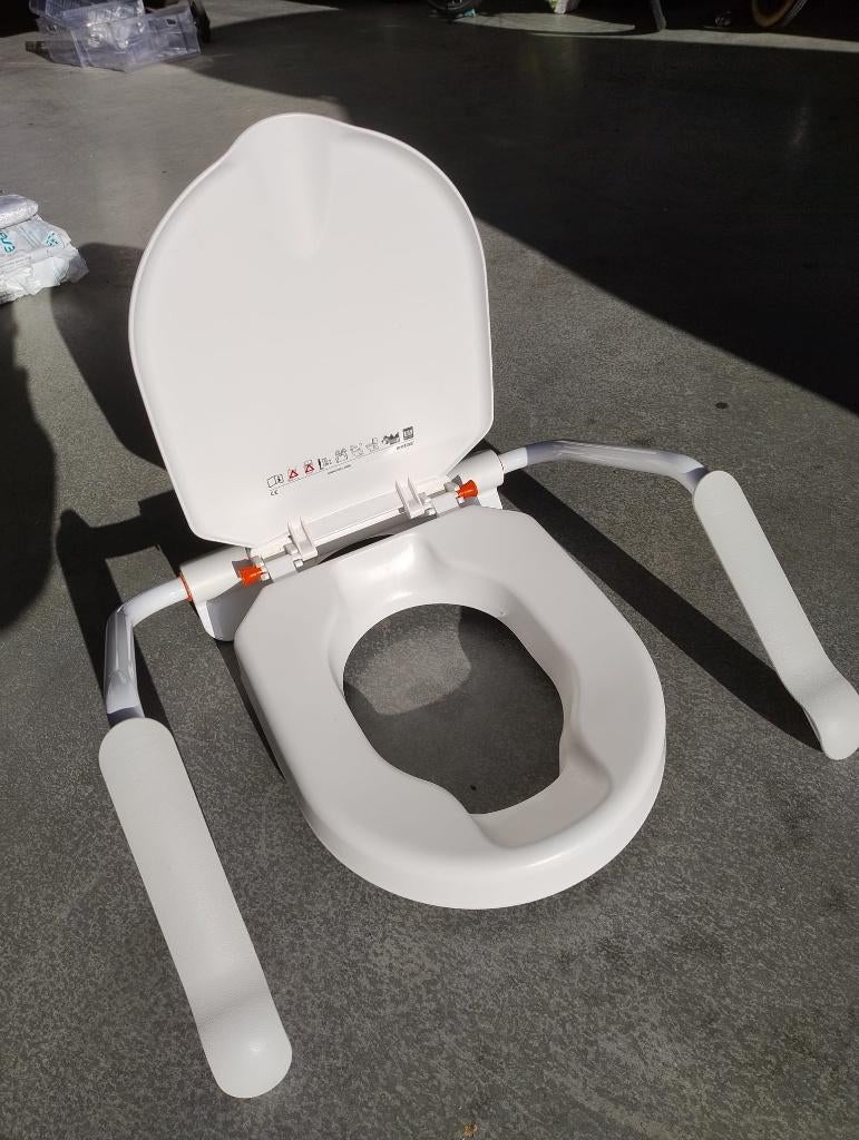 etac toilet verhoogde toiletzitting met armsteunen, Ophalen, Zo goed als nieuw