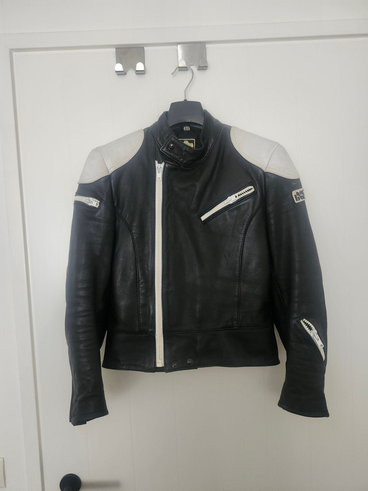 Zwarte leren motorjas met witte accenten - Maat 44, Motoren, Kleding | Motorkleding, Ophalen, Heren, Jas | leer, IXS