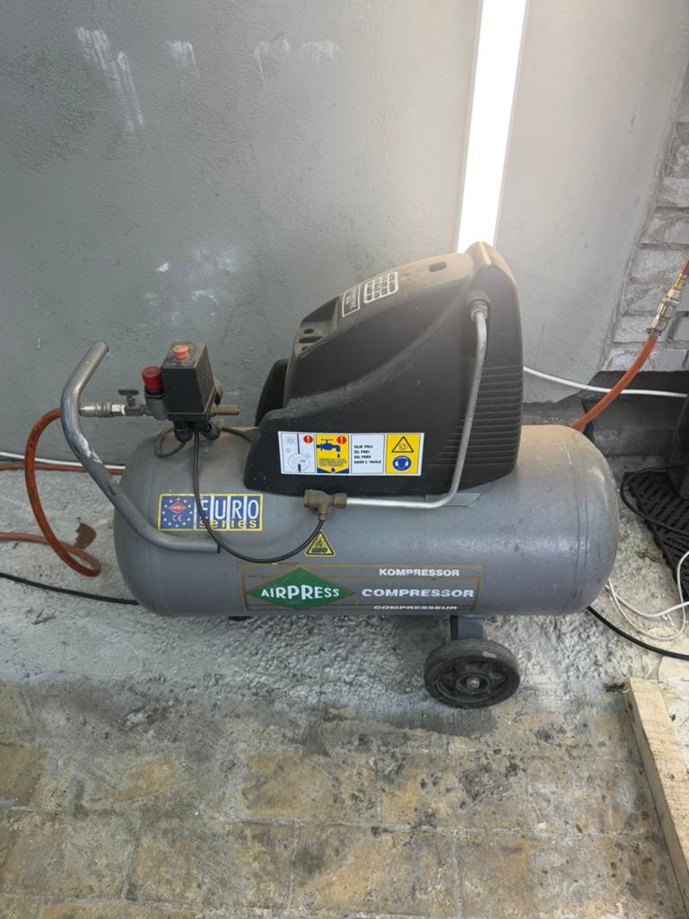 Luchtcompressor, Ophalen, Zo goed als nieuw, Minder dan 200 liter/min
