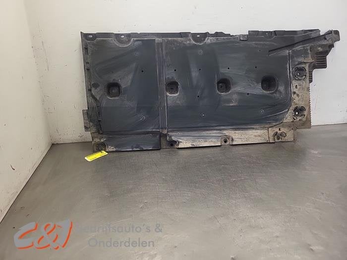 Beschermplaat bodem van een Mercedes Citan