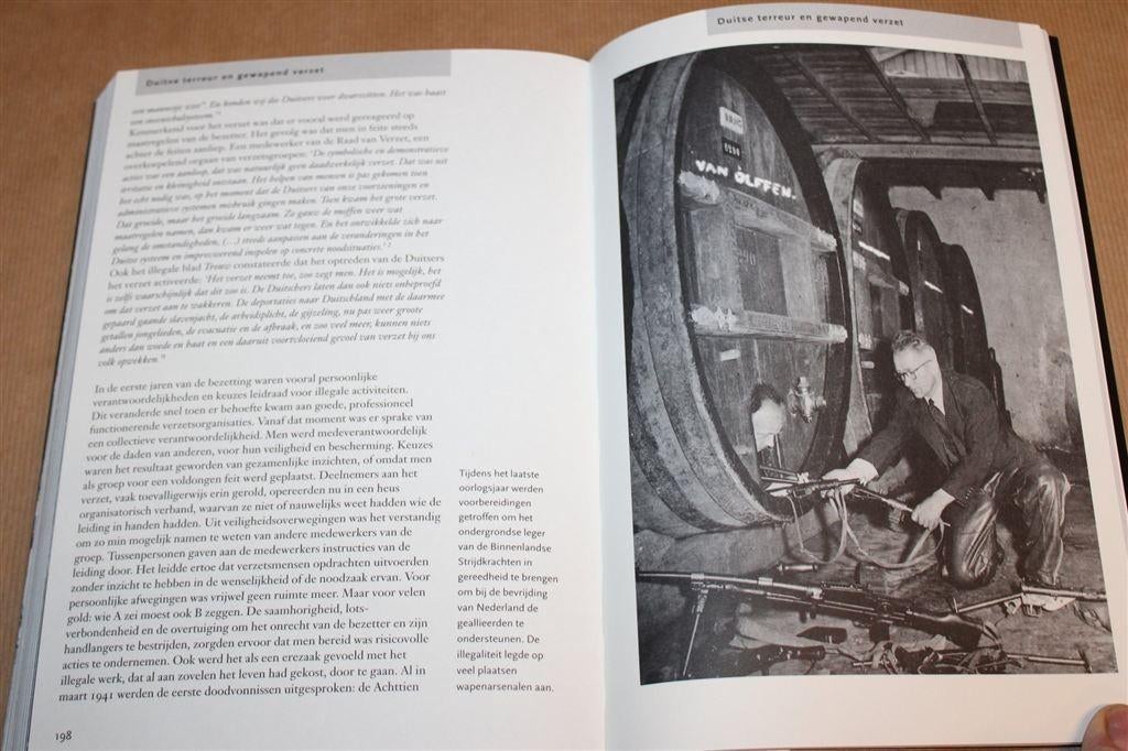 Naar Eer En Geweten — Nederlanders 1940-1945, Ophalen of Verzenden, Tweede Wereldoorlog, Gelezen, Overige onderwerpen