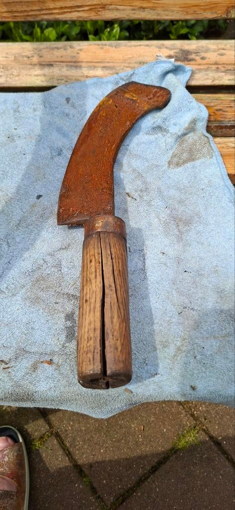 Oude roestige sikkel met houten handvat, Antiek en Kunst, Antiek | Gereedschap en Instrumenten, Ophalen