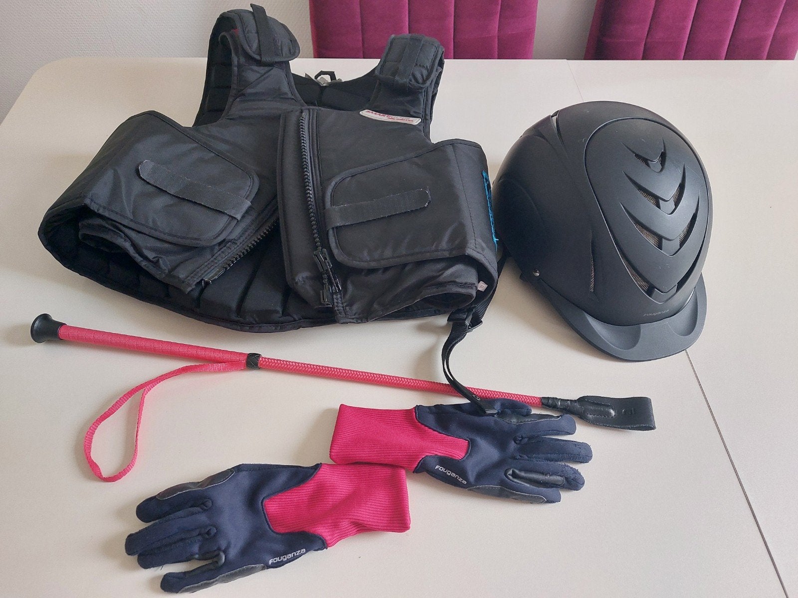 Paardenvest, veiligheidshelm, stok en handschoenen, Ophalen