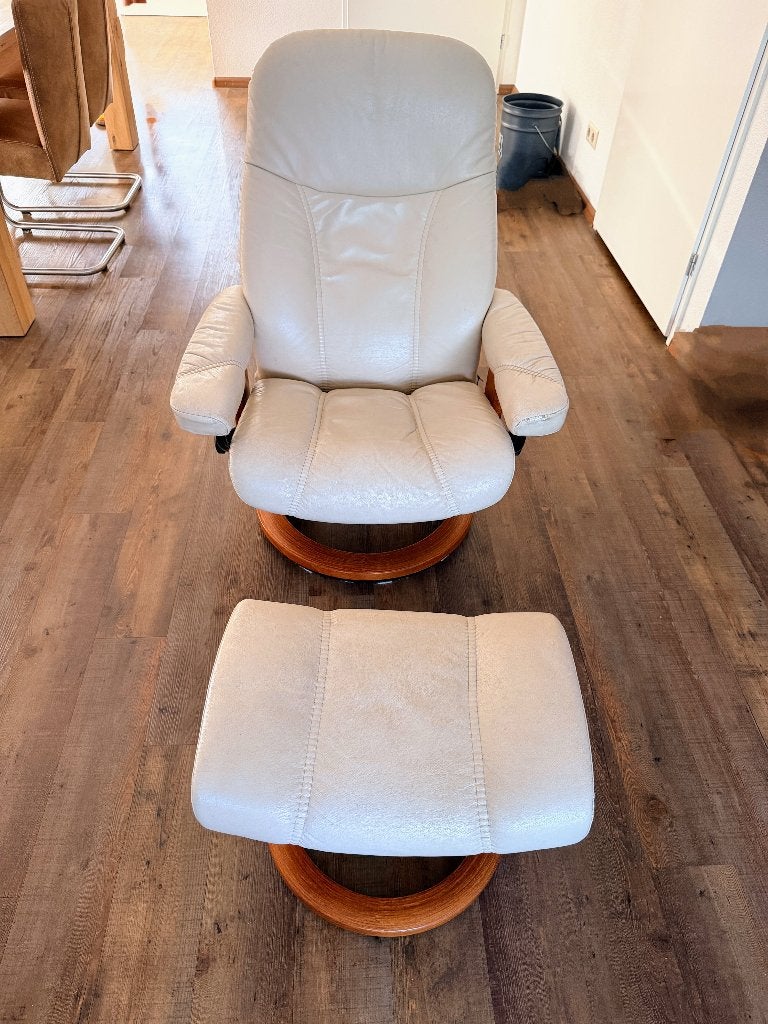 Originele Stressless Relaxfauteuil met Hocker – Leer / Crème, Ophalen, 50 tot 75 cm, Gebruikt, Scandinavisch / Tijdloos klassiek.