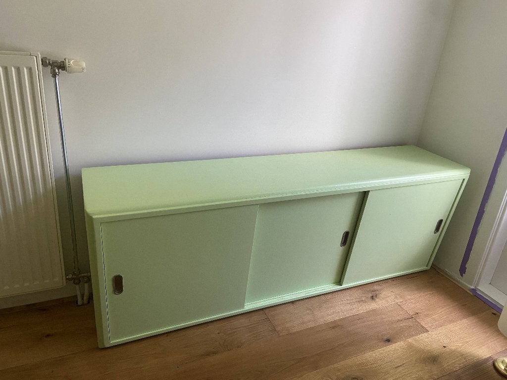 Stijlvolle houten opbergkast met schuifdeuren, Ophalen