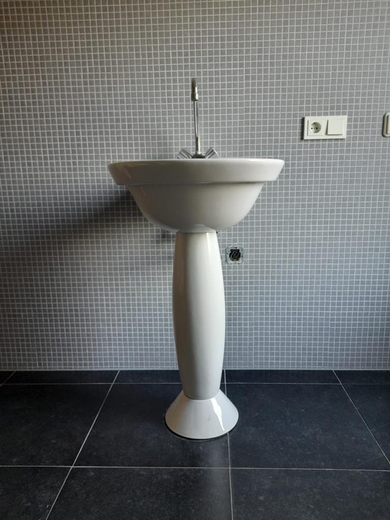 Prachtige witte wastafel met voet en kraan, Ophalen, Zo goed als nieuw, Chroom, Wastafel