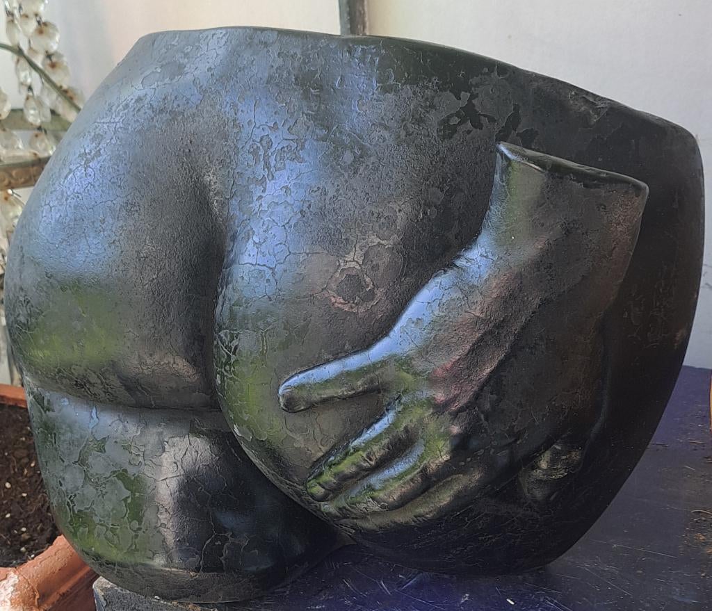beeld van billen met een hand, steen, Ophalen, Steen of Keramiek, Beeld, Beschilderd