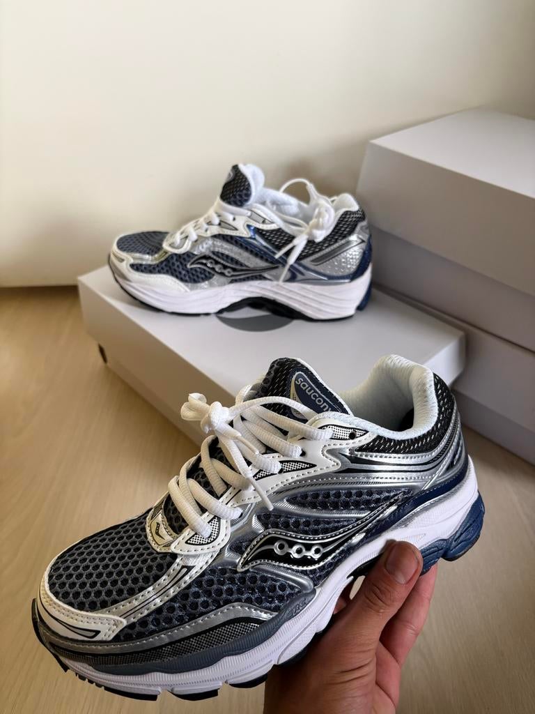 Saucony Omni 9 Marine Blue - Diverse maten beschikbaar, Sport en Fitness, Loopsport en Atletiek, Ophalen of Verzenden, Zo goed als nieuw