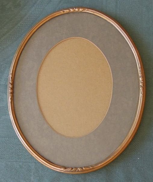 Nr TT34: Ovaal goudkleurig lijstje met passepartout, Antiek en Kunst, Curiosa en Brocante, Ophalen of Verzenden