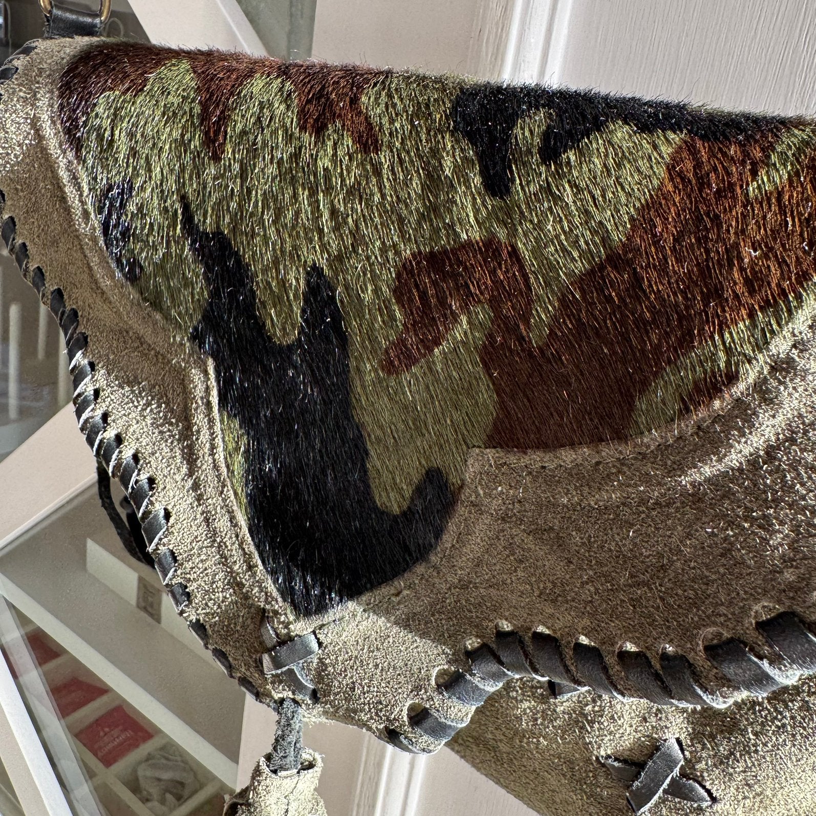 Tas camouflage groen print vacht/suede 20x29cm, Ophalen of Verzenden, Groen, Schoudertasje