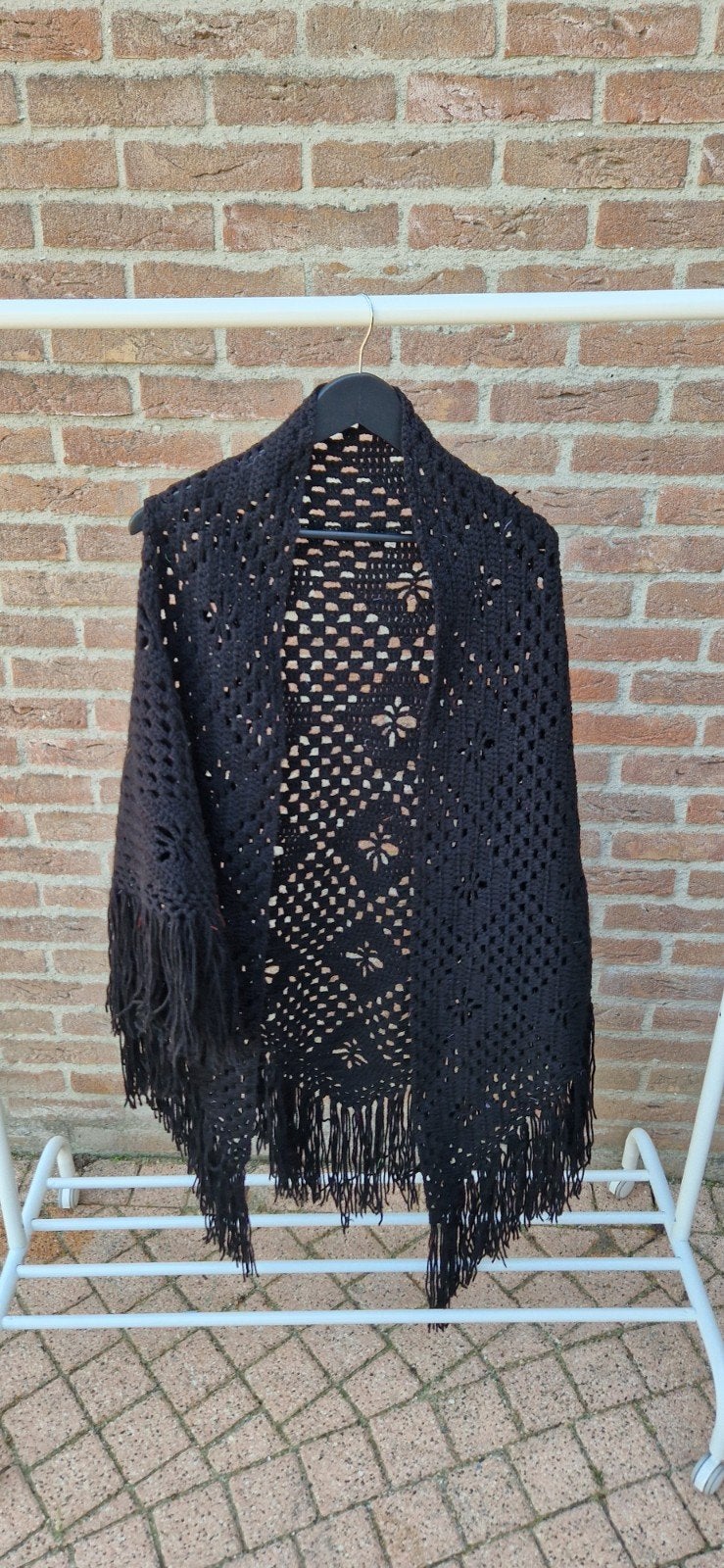 Zwarte gehaakte omslagdoek met franjes, Ophalen, Carnaval, Maat 46/48 (XL) of groter, Onbekend