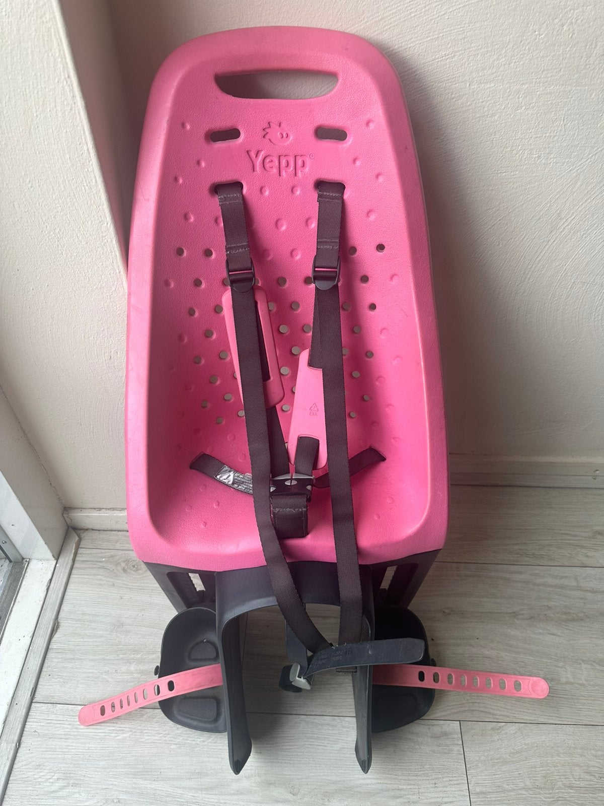 Yepp roze fietsstoeltje, Ophalen of Verzenden, Gebruikt, Achterzitje, Voetsteuntjes