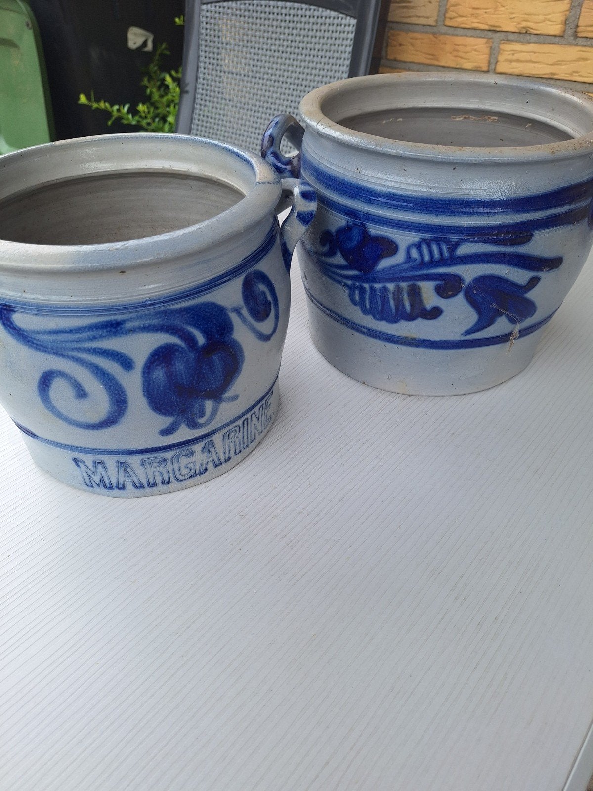 Twee oude margarine potten, Ophalen