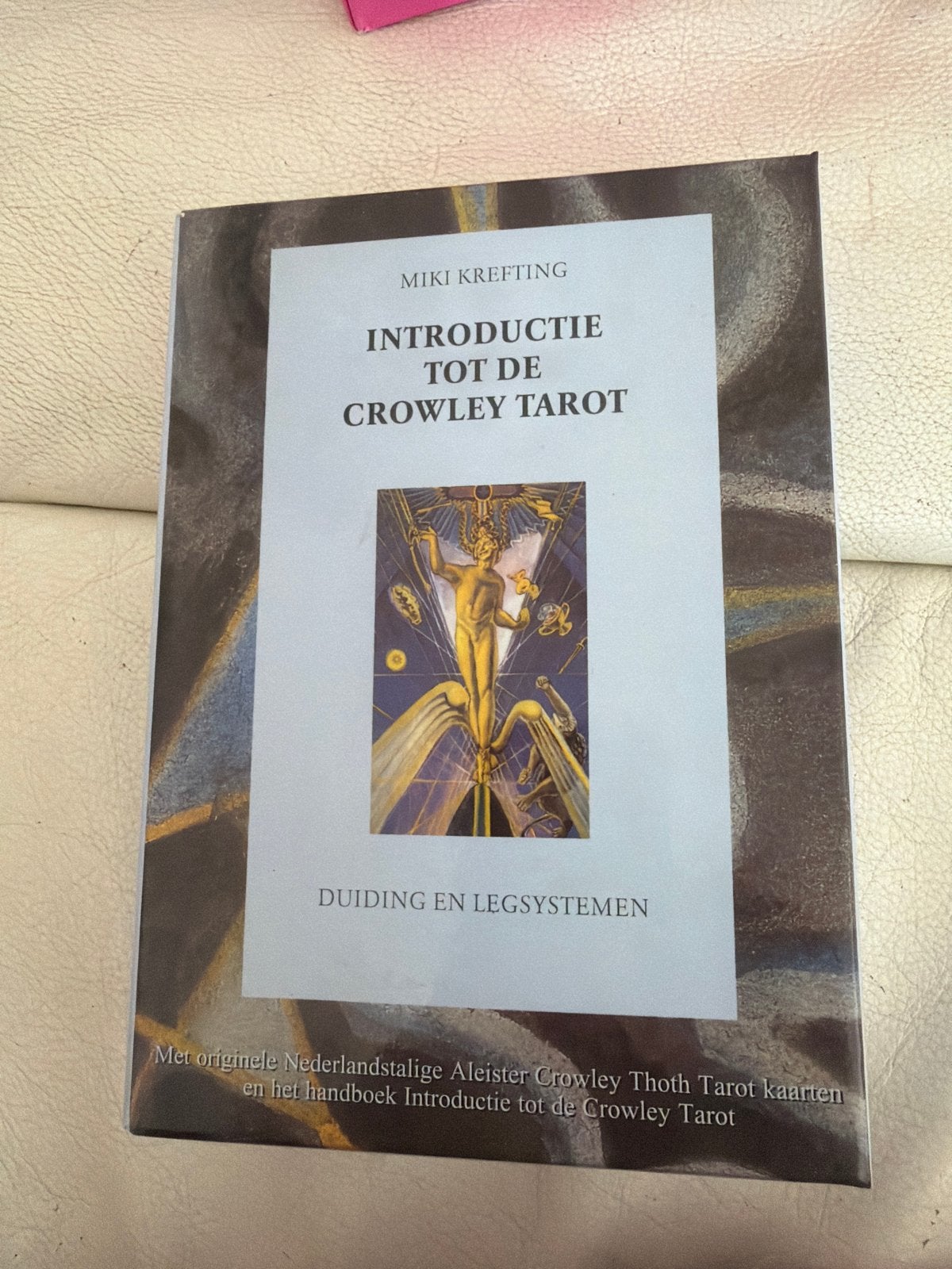 Introductie tot de Crowley Tarot - Miki Krefting, Boeken, Ophalen of Verzenden, Zo goed als nieuw, Tarot of Kaarten leggen, Instructieboek