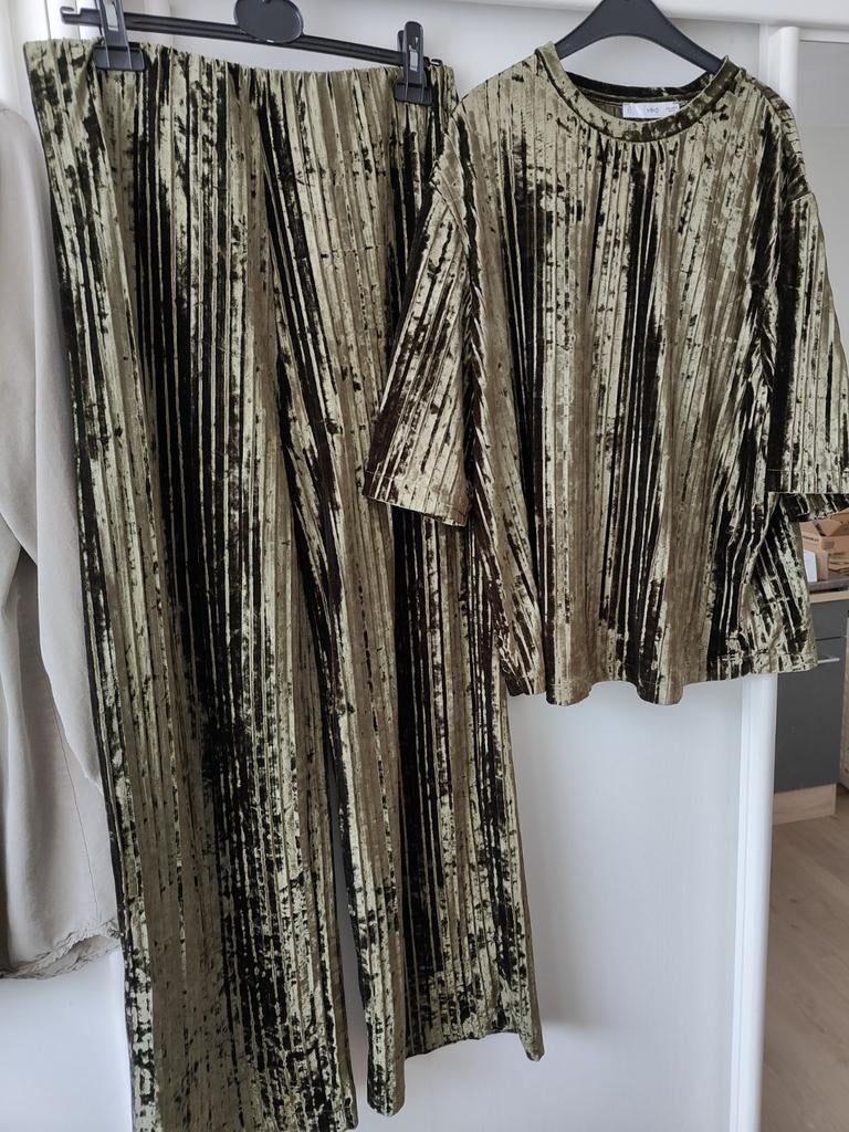 MNG 2 delig groen shiny velvet pak L metallic look fluweel, Kleding | Dames, Ophalen of Verzenden, Nieuw, Maat 42/44 (L)