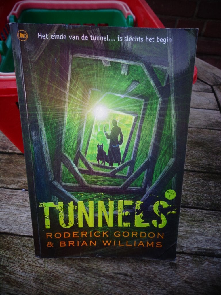 Tunnels - Roderick Gordon & Brian Williams, Ophalen of Verzenden, Gelezen, Roderick Gordon & Brian Williams