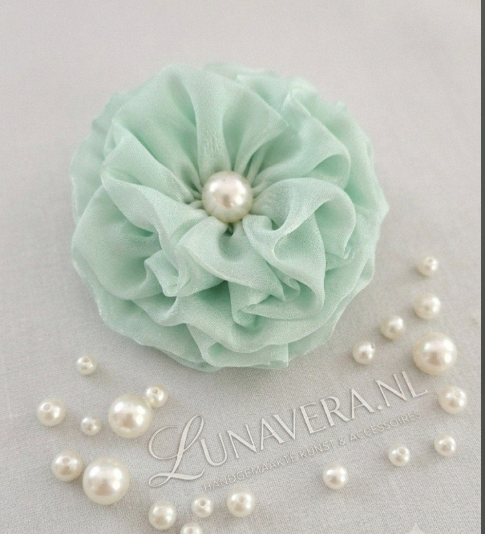 Elegante mintgroene bloem broche met parel, Overige materialen, 4 tot 7 cm, Ophalen of Verzenden, Zo goed als nieuw