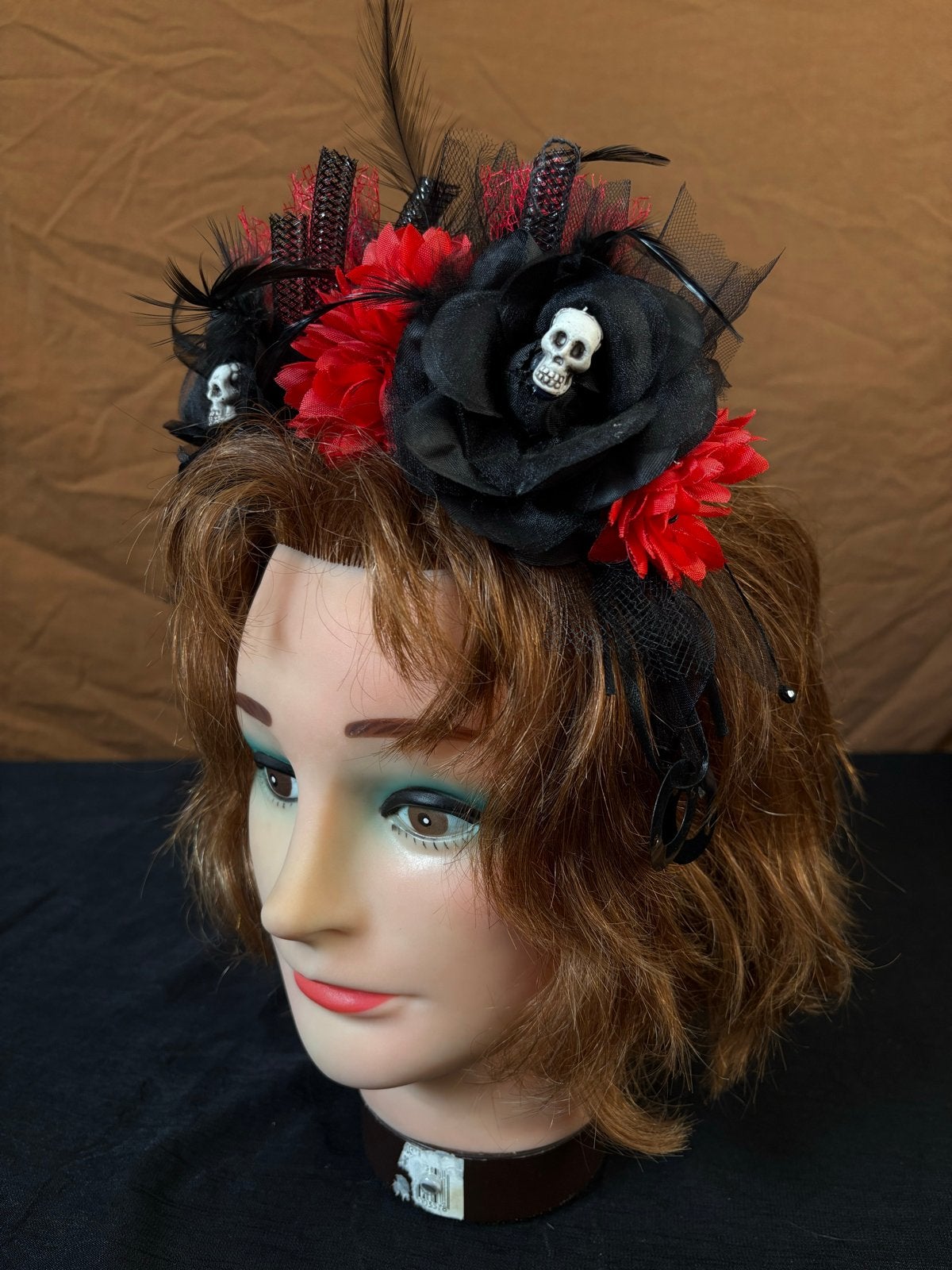 Halloween diadeem,rood/zwart. met bloemen en veren, Maat 42/44 (L), Nieuw, Ophalen of Verzenden, Accessoires