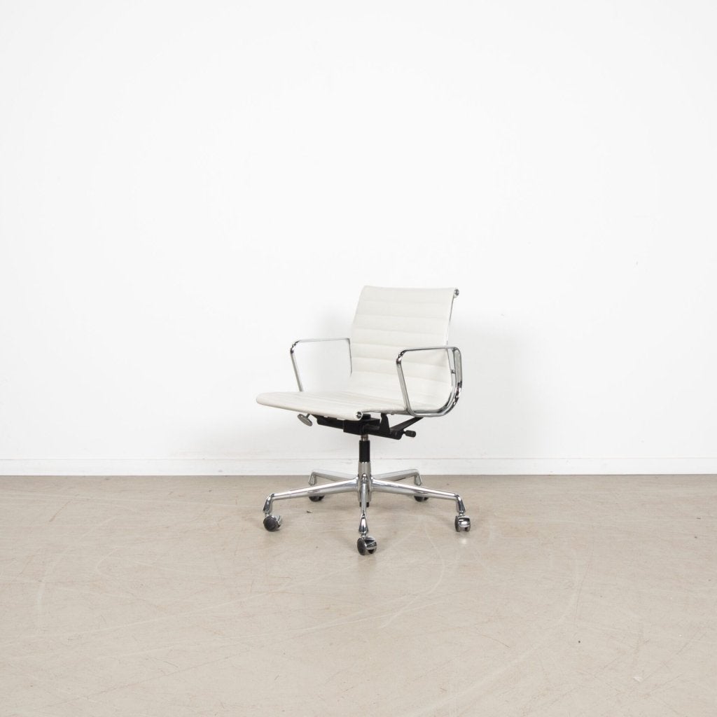 Vitra Eames EA117 Bureaustoel Wit Leer - Chroom, Niet ingevuld, Zo goed als nieuw, Niet ingevuld, Niet ingevuld