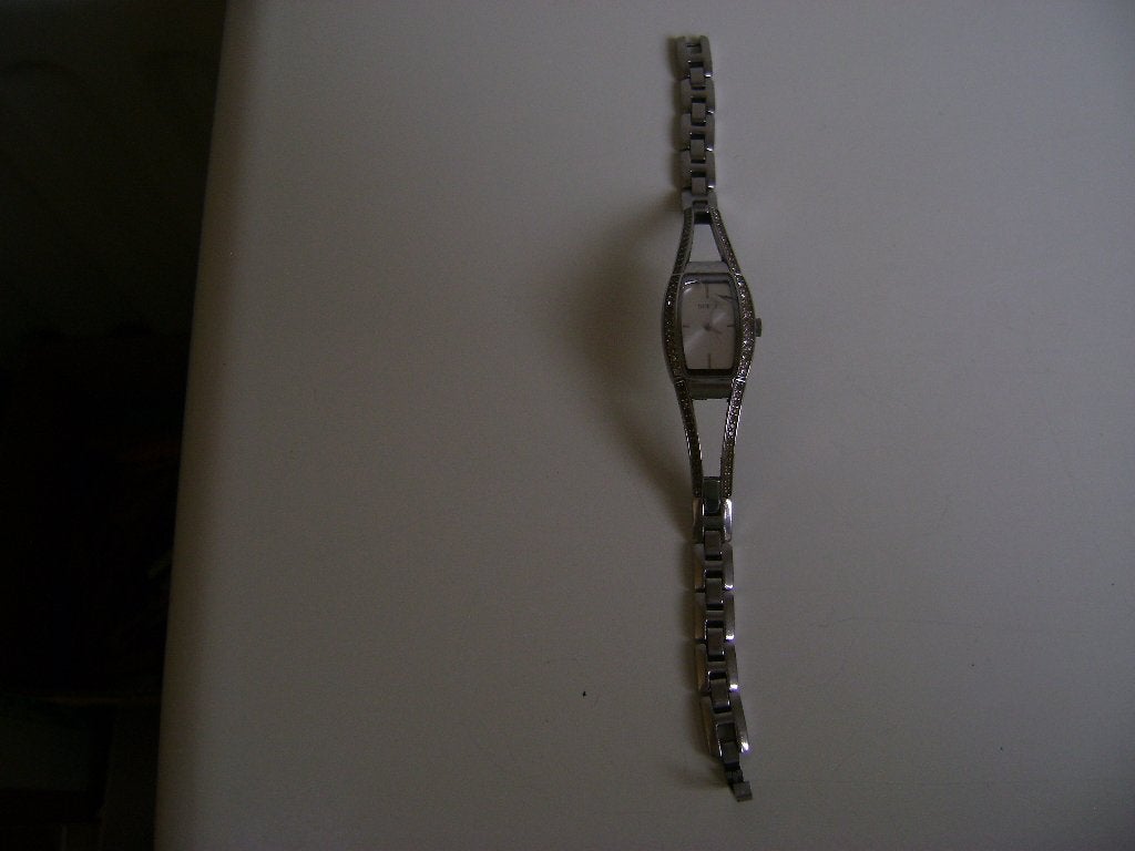 dames quess horloge zilverkleur met steentjes zit kras op gl, Staal, Gebruikt, Staal, Guess