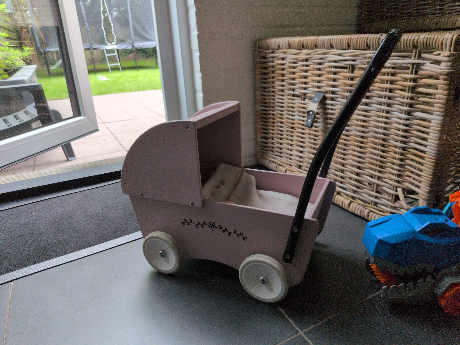 Houten poppenwagen roze met dekentje, Ophalen, Gebruikt, Overige typen