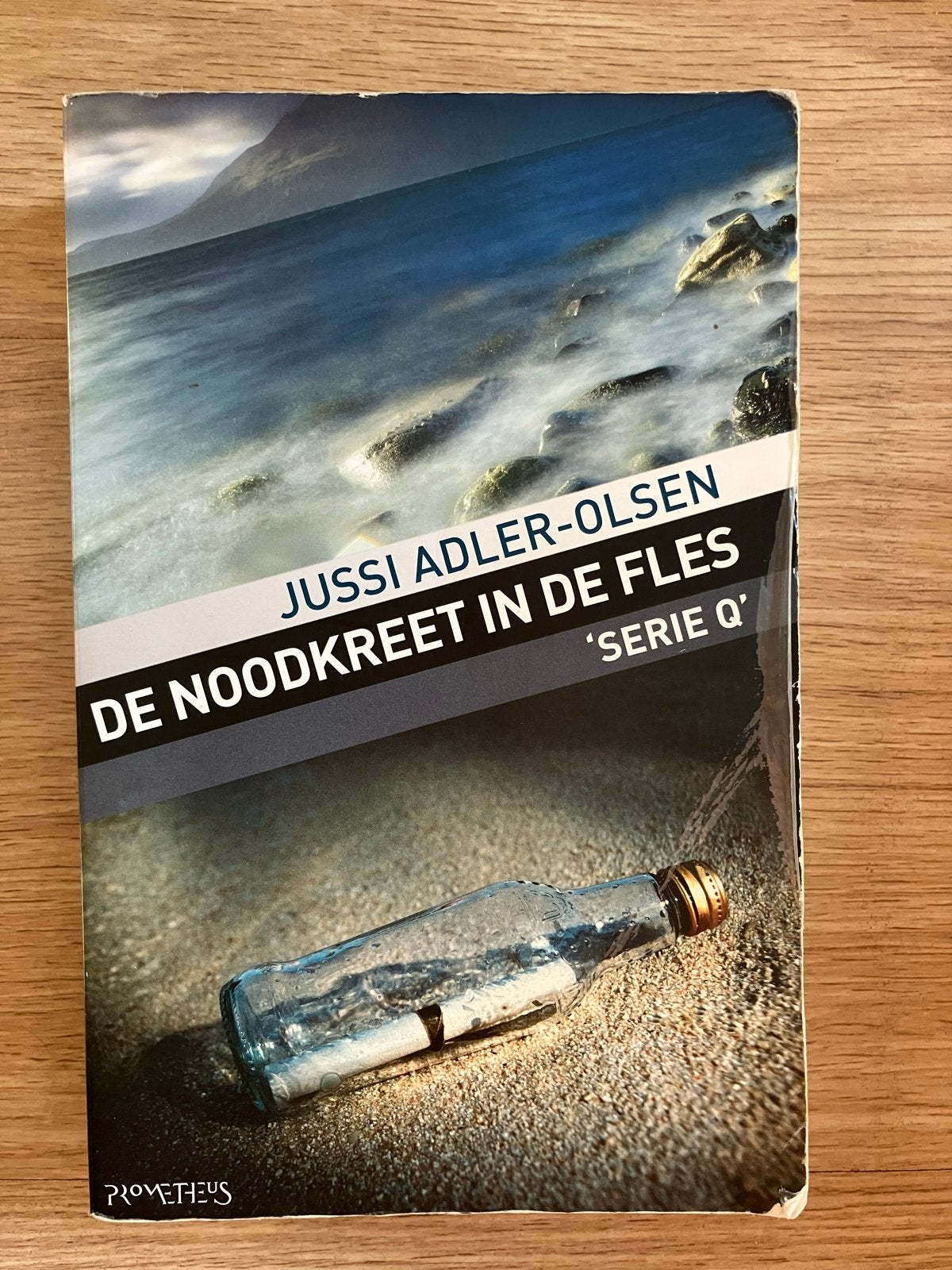 De Noodkreet in de Fles - Jussi Adler-Olsen (Serie Q), Ophalen of Verzenden, Gelezen, Jussi Adler-Olsen