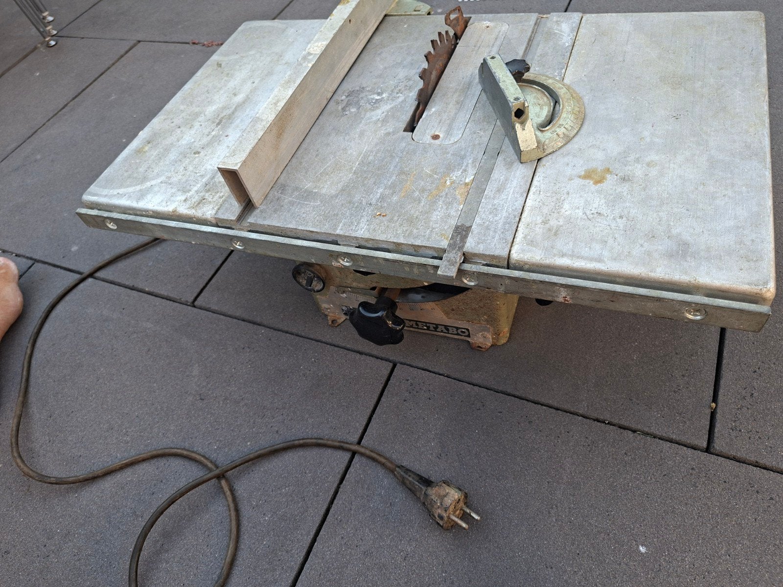 1 x zaagtafel metabo 1 x afkortzaag hitachi, Ophalen, Gebruikt, Afkortzaag, 30 tot 70 mm