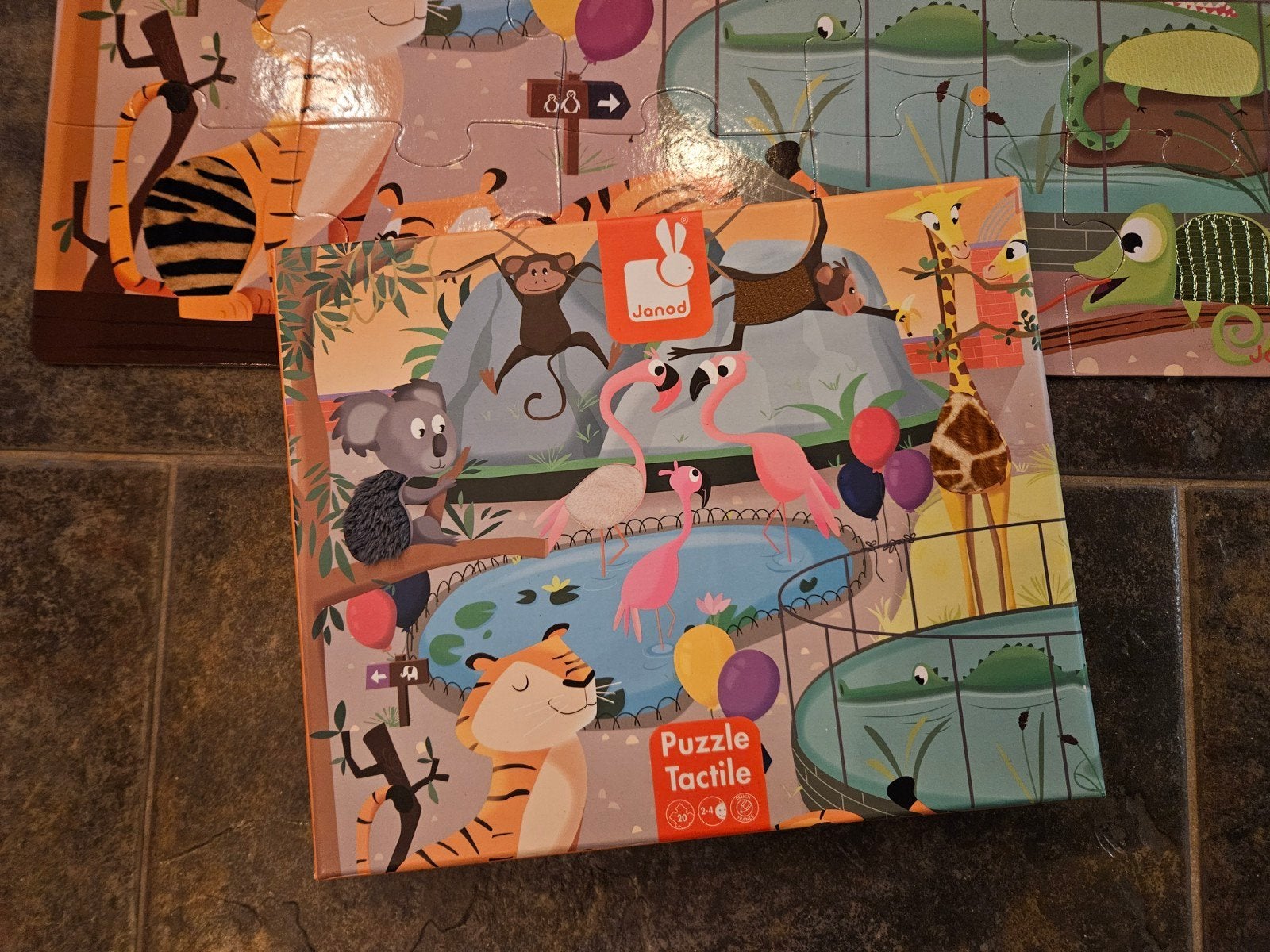 Janod voel puzzel Een dag in de Dierentuin 20 stukjes 3-6jr, Ophalen of Verzenden, 10 tot 50 stukjes, Zo goed als nieuw