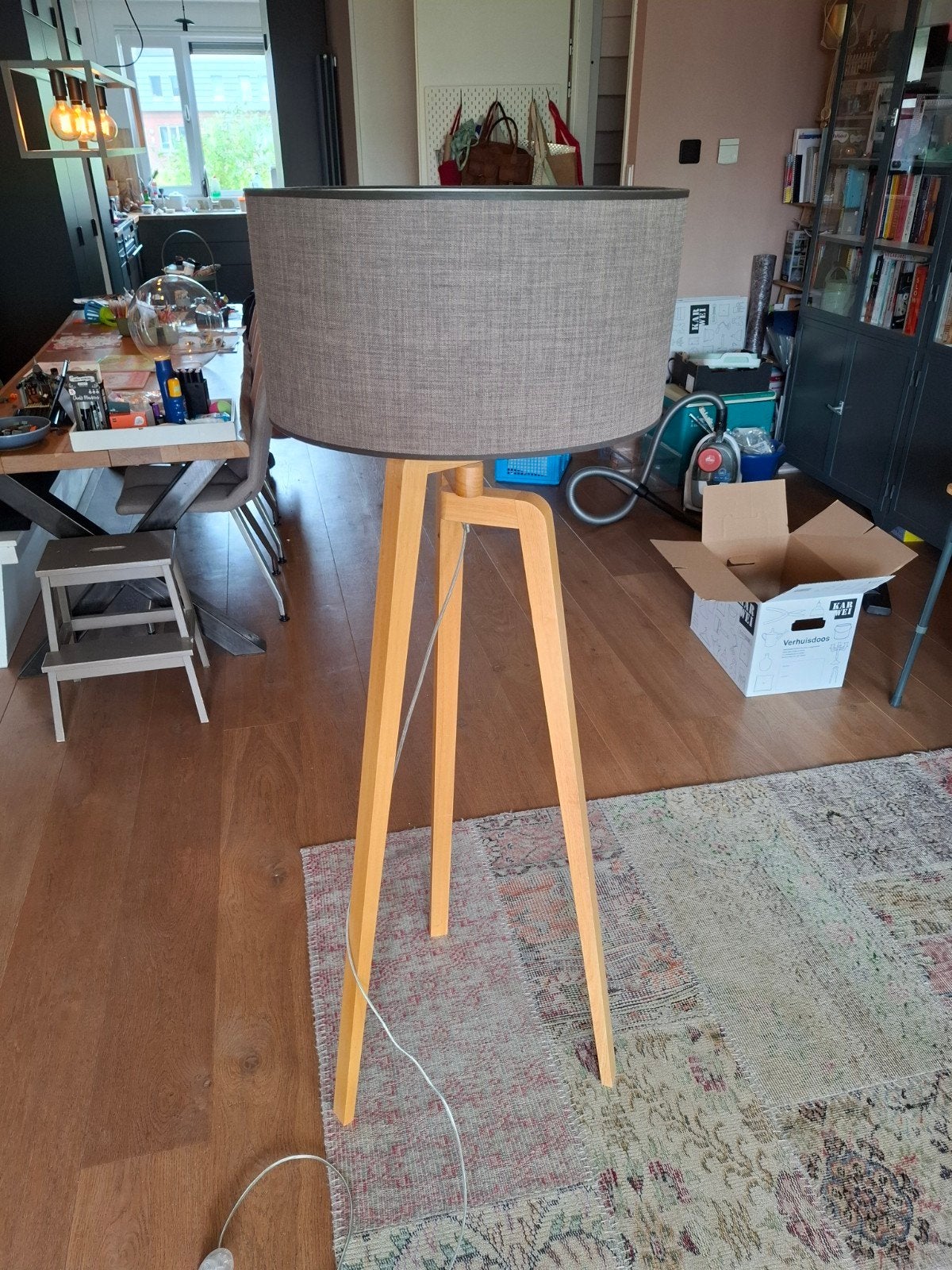 QAZQA driepoot vloerlamp met stoffen kap, Huis en Inrichting, Lampen | Vloerlampen, Ophalen, Modern, Scandinavisch, 100 tot 150 cm