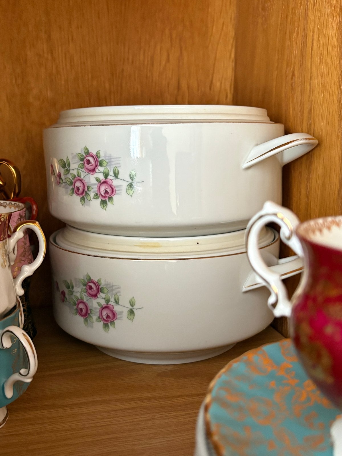 Vintage Servies Set met Rozen Decoratie en Gouden Rand, Antiek en Kunst, Antiek | Servies los, Ophalen of Verzenden