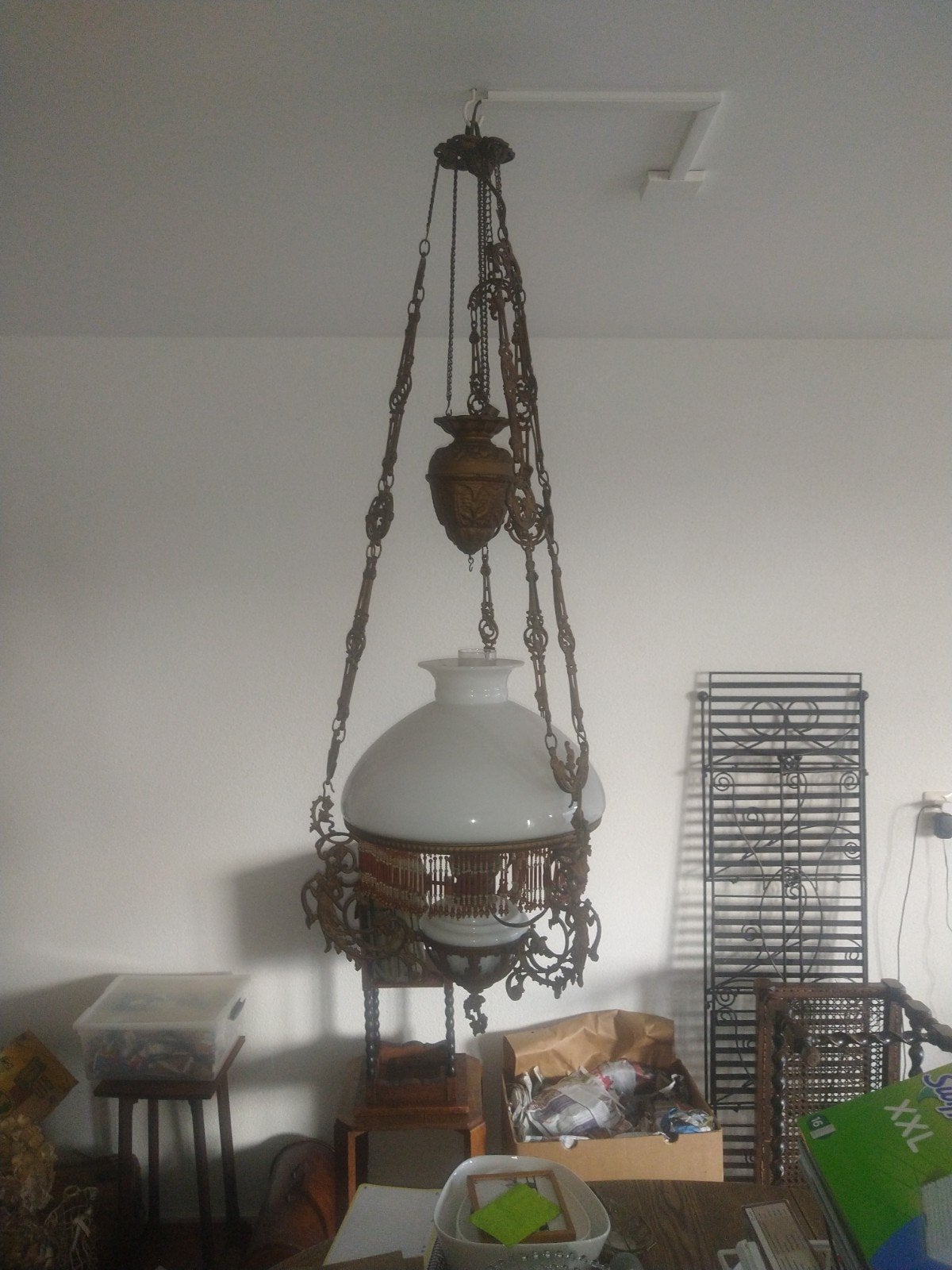 Antieke hanglamp met olielampje en gloeilamp, Ophalen