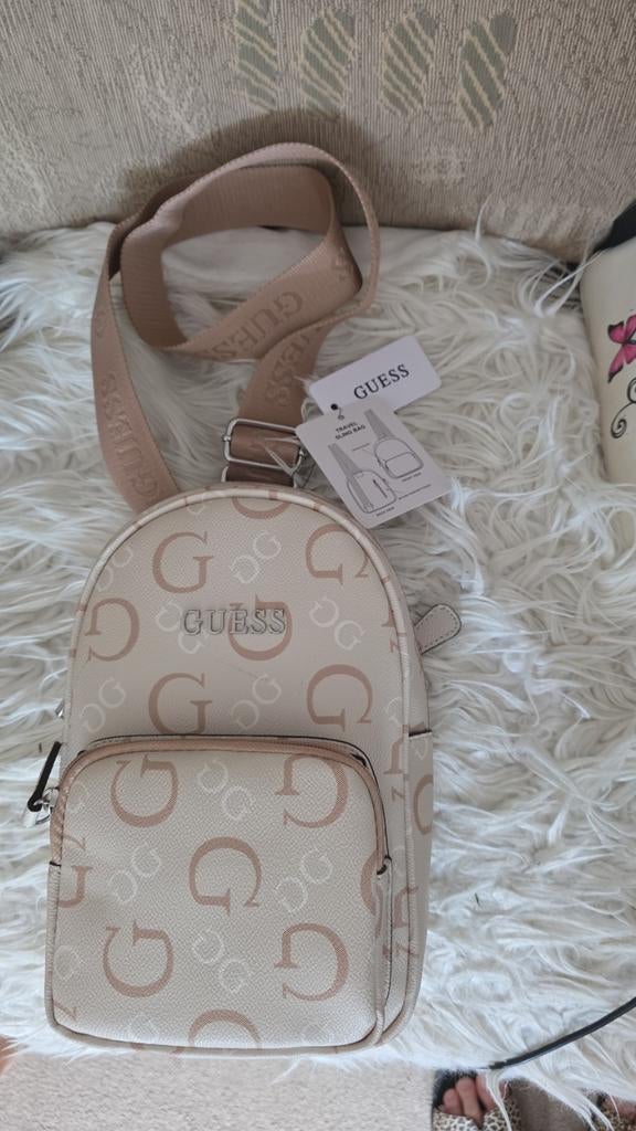 Nieuwe Guess schoudertas/rugzakje - Beige met logo, Sieraden, Tassen en Uiterlijk, Tassen | Rugtassen, Overige merken, Minder dan 30 cm