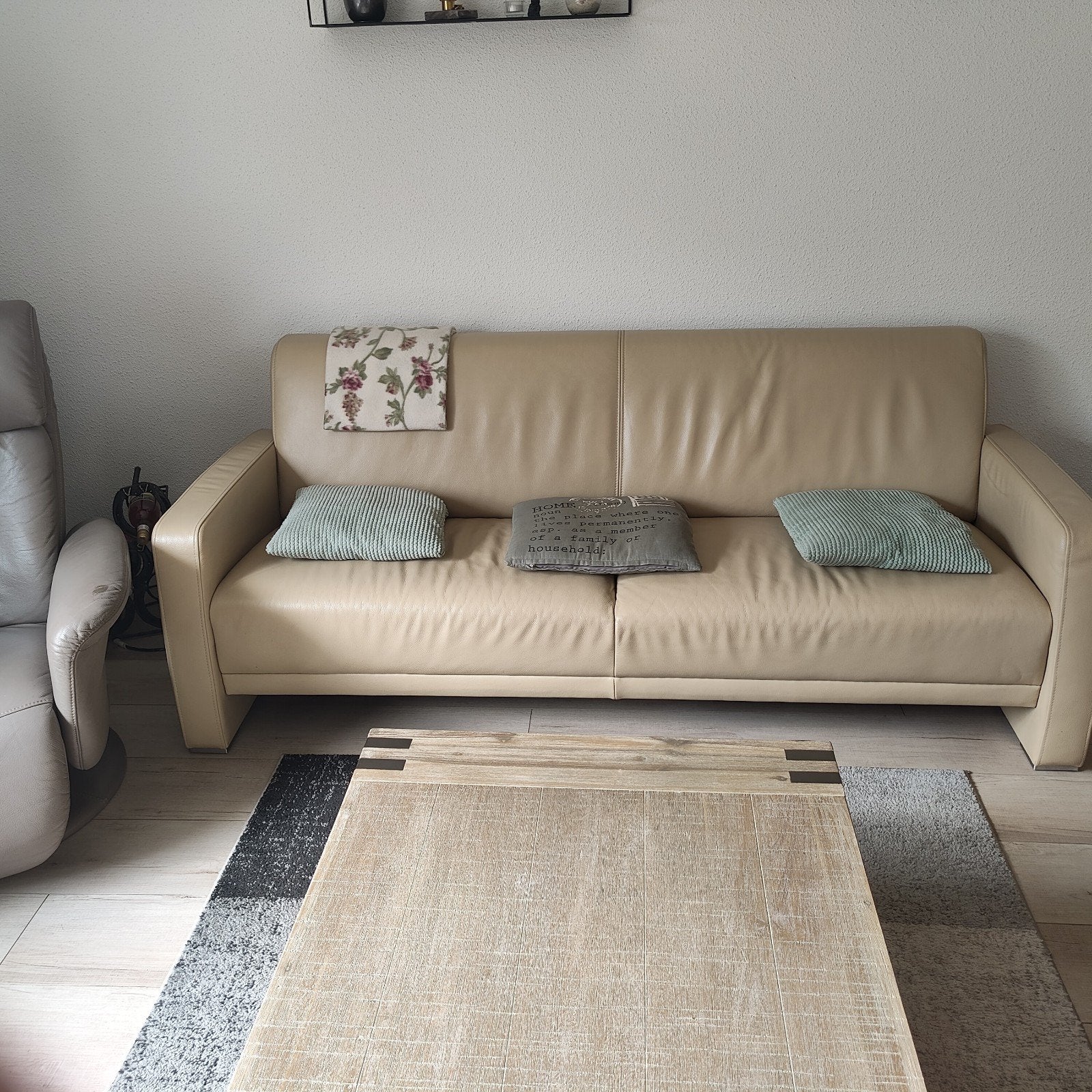 Comfortabele beige leren bank - Zo goed als nieuw, Huis en Inrichting, Ophalen, Modern en comfortabel, 150 tot 200 cm, Tweepersoons