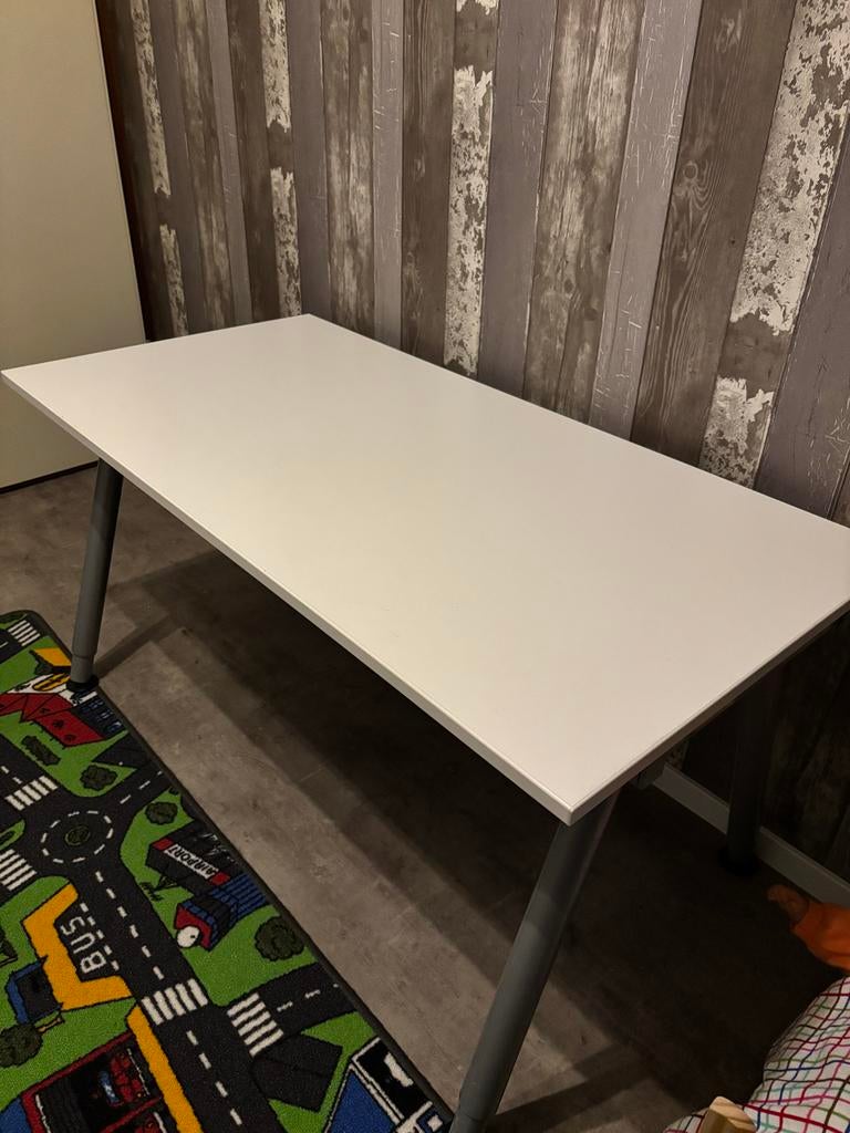 Wit bureau Ikea Galant met verstelbare poten, Huis en Inrichting, Bureaus, Ophalen, Metaal, In hoogte verstelbaar, Zo goed als nieuw