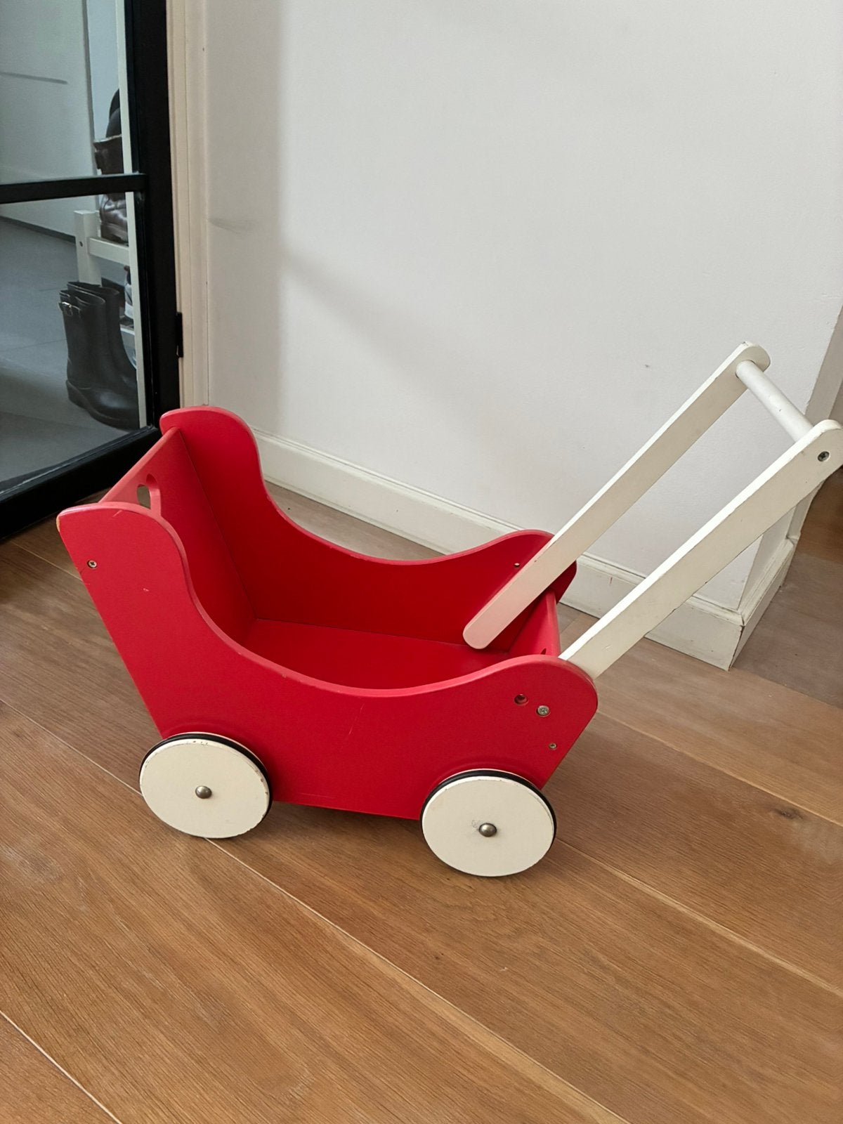 Mooie en stevige houten poppenwagen, Ophalen, Zo goed als nieuw, Duw- of Trekspeelgoed