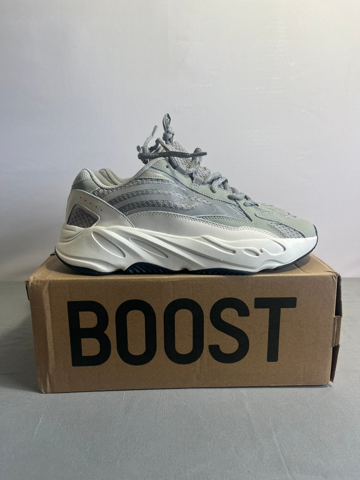 Yeezy 700 v2 - 45, Kleding | Heren, Schoenen, Ophalen of Verzenden, Zo goed als nieuw, Overige kleuren