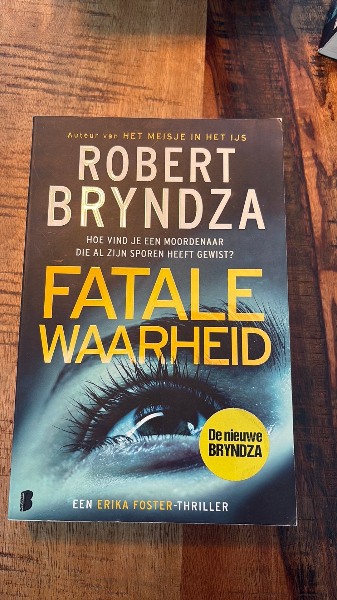 Robert Bryndza - Fatale waarheid, Ophalen of Verzenden, Zo goed als nieuw, Robert Bryndza