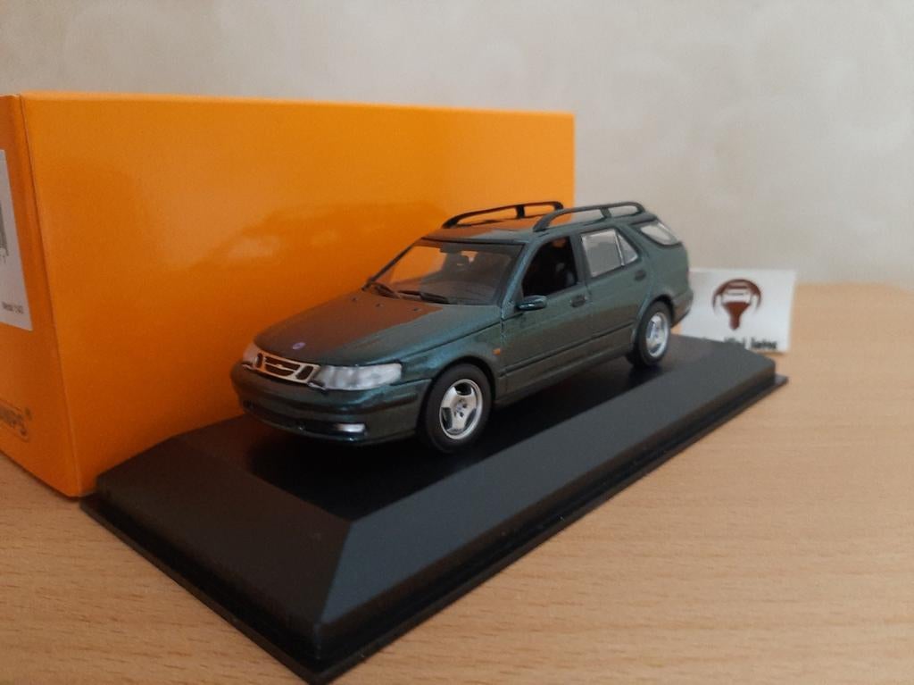 Saab 9-5 Break 1999 donkergroen metallic van Maxichamps 1:43