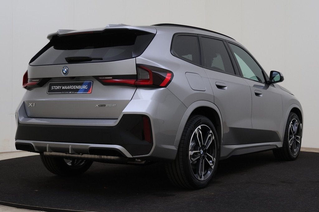 BMW X1 xDrive25e M Sport Automaat / Trekhaak / Panoramadak /, Auto's, Zwart, Bedrijf, Hybride Elektrisch/Benzine, 3 cilinders