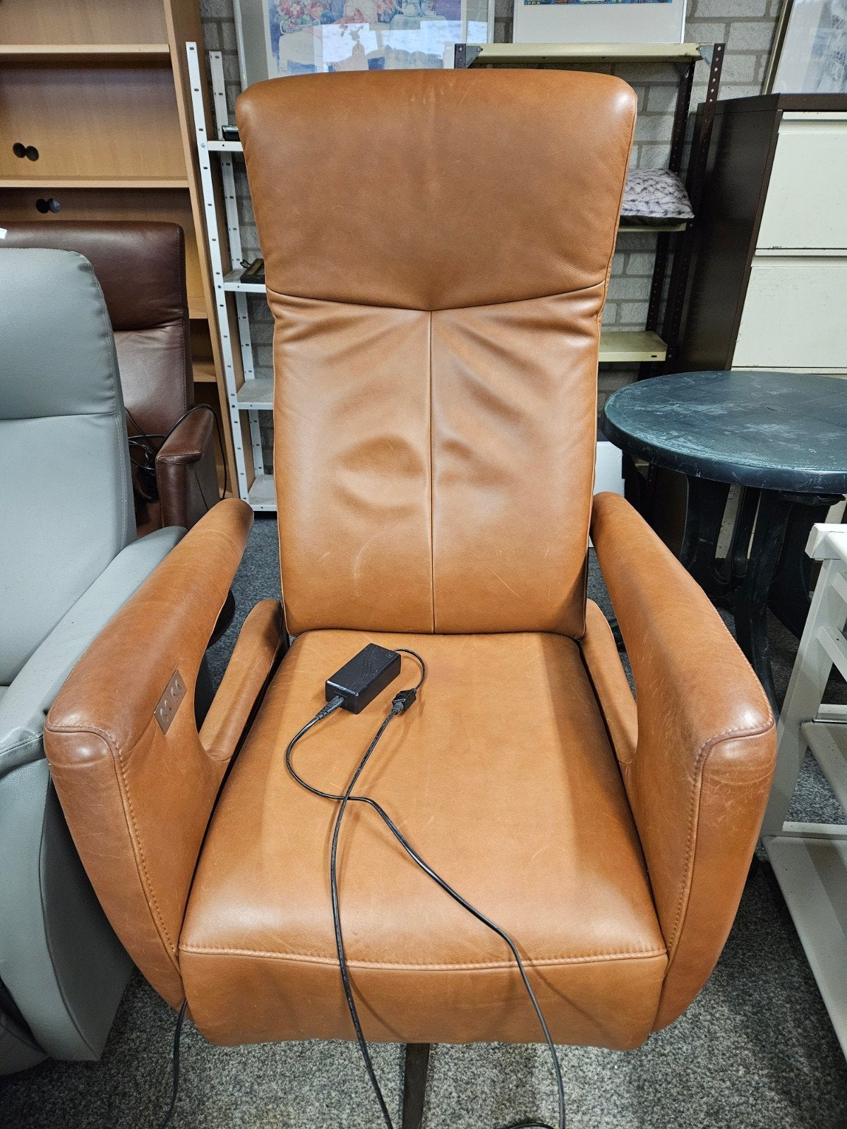 Leren relaxfauteuil met elektrische verstelling, Ophalen