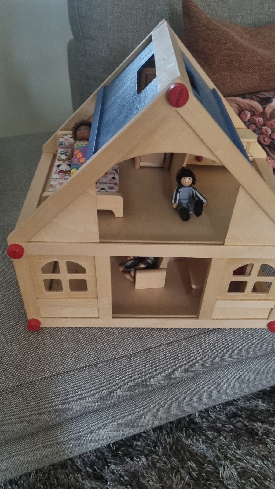 Houten poppenhuis met meubels en poppen, Ophalen, Gebruikt, Poppenhuis