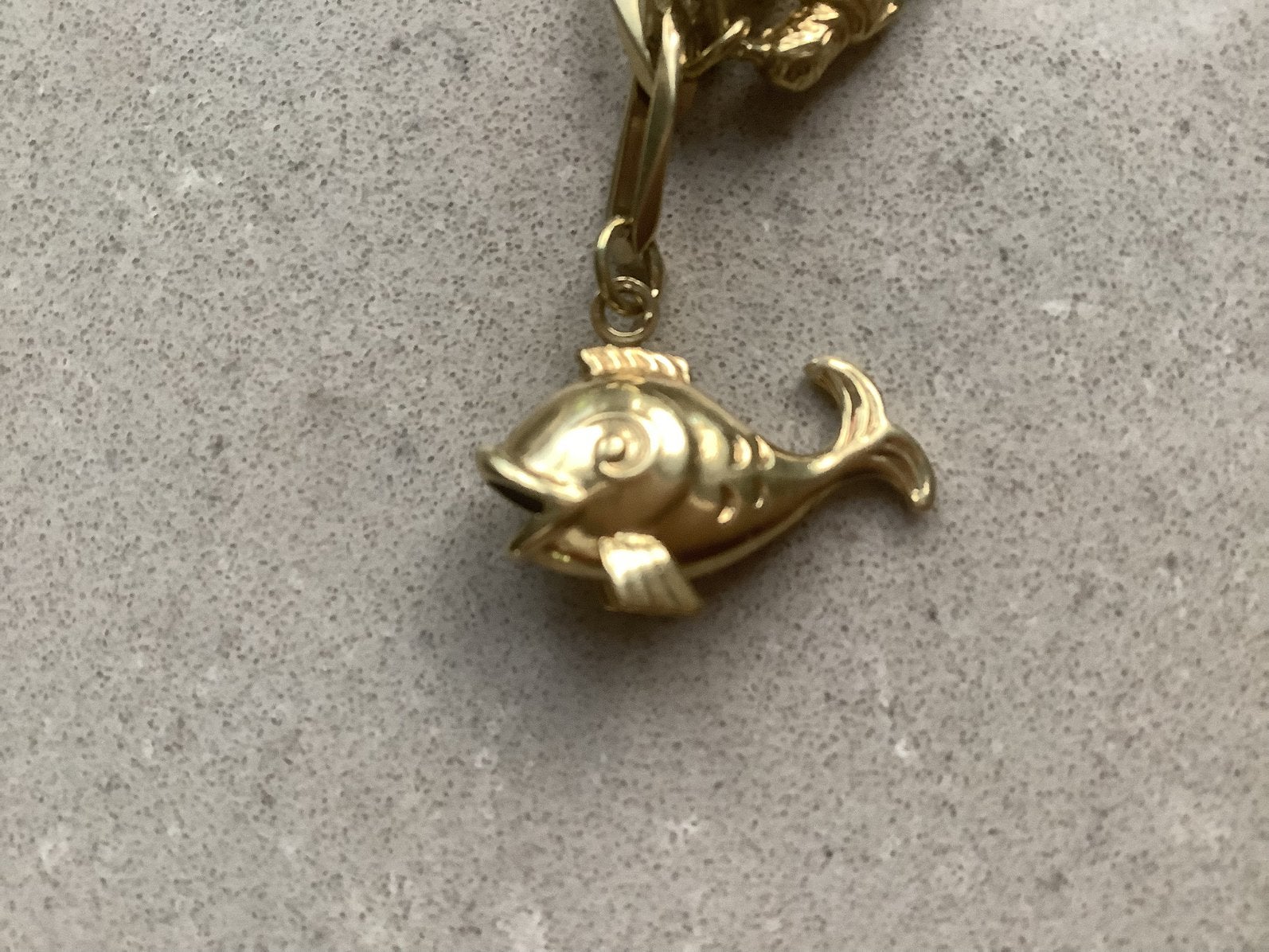 Gouden bedel/hanger VIS, Ophalen of Verzenden, Zo goed als nieuw, Goud, Overige merken
